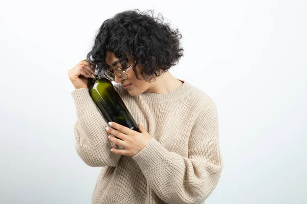 Retrato Una Morena Pelo Corto Sosteniendo Una Botella Vino Foto —  Fotos de Stock