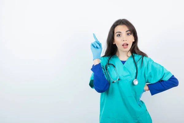 医療用手袋に聴診器を装着した若い看護師の肖像 高品質の写真 — ストック写真