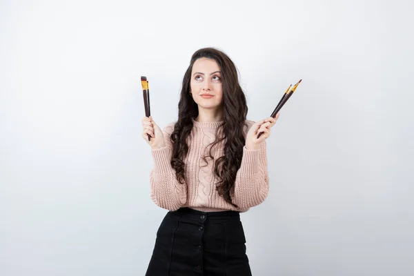 Imagem Uma Talentosa Artista Menina Segurando Pincéis Contra Parede Branca — Fotografia de Stock