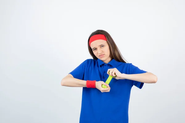 Mädchen Blauem Shirt Rotem Armband Und Stirnband Posiert Mit Hantel — Stockfoto