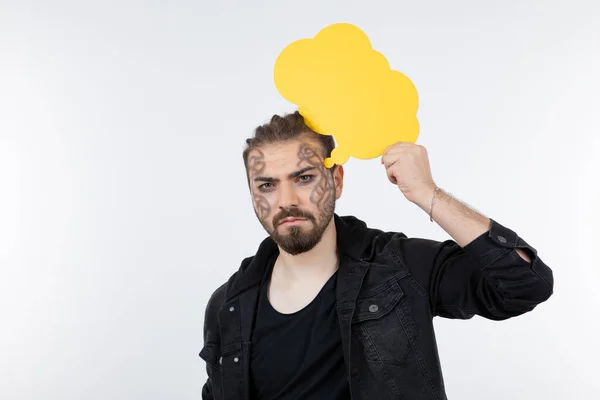 Zdjęcie Brodatego Mężczyzny Pomalowaną Twarzą Trzymającego Żółtą Bańkę Wysokiej Jakości — Zdjęcie stockowe