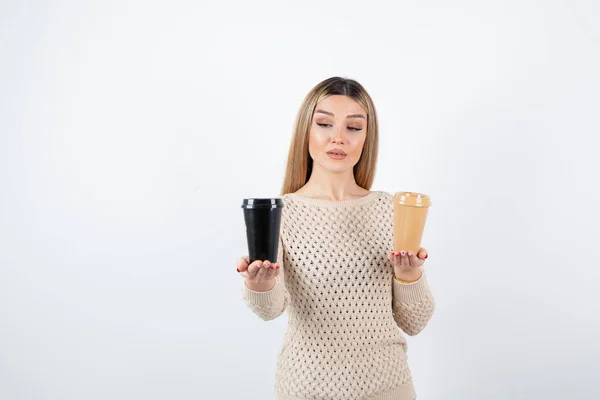 Foto Una Atractiva Joven Pie Sosteniendo Dos Tazas Café Foto — Foto de Stock