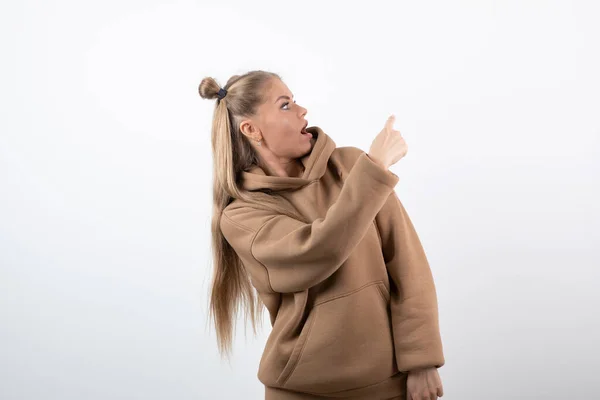 Retrato Adorável Jovem Modelo Apontando Para Lado Foto Alta Qualidade — Fotografia de Stock