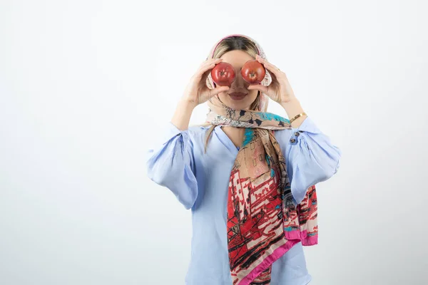 Fiatal Gyönyörű Modell Színes Kendőben Vörös Almát Tartva Szeme Előtt — Stock Fotó