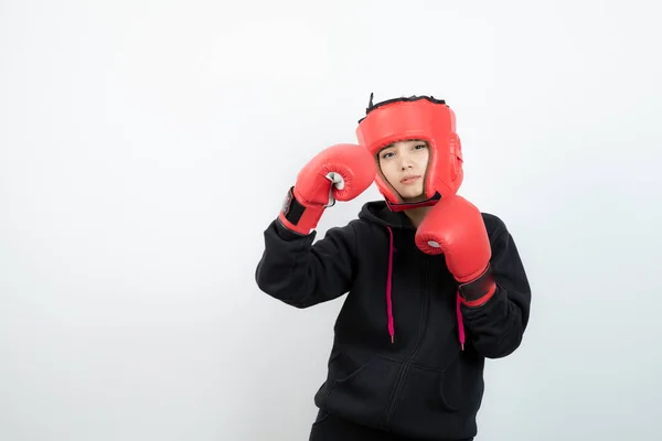 Portrait Une Jeune Sportive Confiante Faisant Des Exercices Boxe Photo — Photo