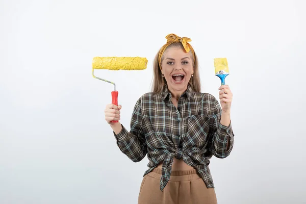 Mujer Rubia Joven Sosteniendo Rodillo Pintura Sobre Una Pared Blanca —  Fotos de Stock