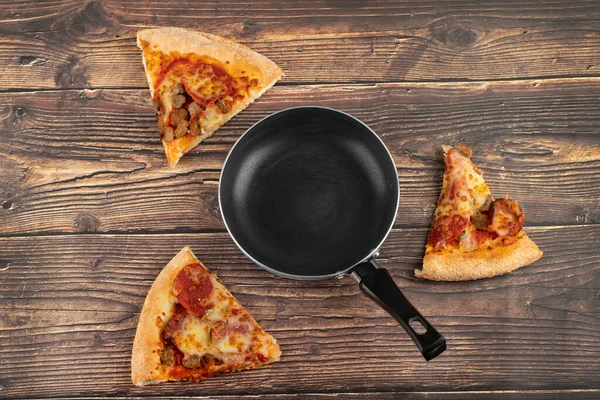 Läckra Pizzabitar Med Pepperoni Och Ost Runt Svart Panna Högkvalitativt — Stockfoto