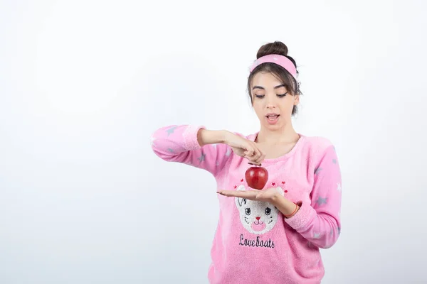 Foto Uma Jovem Pijama Segurando Uma Fruta Maçã Vermelha Foto — Fotografia de Stock