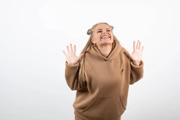 Retrato Modelo Loira Fêmea Sobre Parede Branca Foto Alta Qualidade — Fotografia de Stock