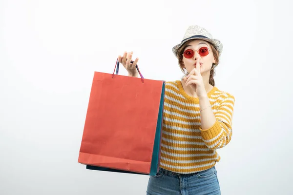 Junge Brünette Frau Mit Sonnenbrille Einkaufstüten Der Hand Und Schweigendem — Stockfoto