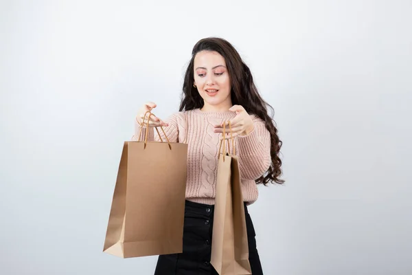 Retrato Hermosa Mujer Suéter Sosteniendo Bolsas Paquetes Con Compras Después —  Fotos de Stock