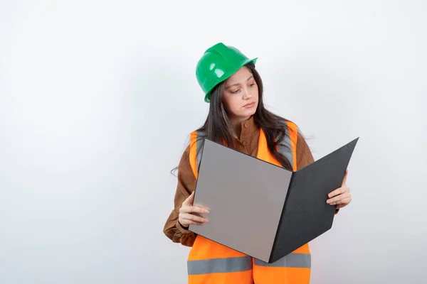 Vrouwelijke Ingenieur Oranje Vest Groene Hardhoed Kijkend Naar Zwart Klembord — Stockfoto