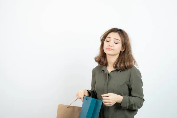 Genç Yorgun Bir Kızın Beyaz Üzerinde Alışveriş Torbaları Taşıdığı Fotoğraf — Stok fotoğraf