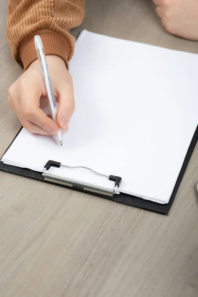 Hände Von Geschäftsleuten Die Notizen Auf Dem Schreibtisch Machen Hochwertiges — Stockfoto