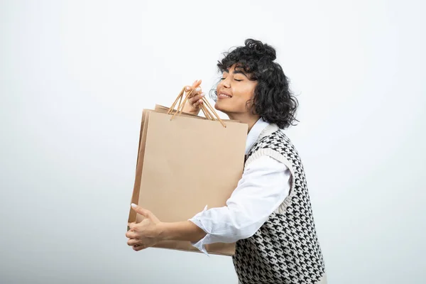 Mujer Joven Con Pelo Rizado Sosteniendo Bolsas Artesanía Vacías Foto —  Fotos de Stock