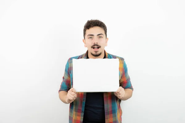 Foto Van Een Knappe Jonge Man Met Een Leeg Bord — Stockfoto