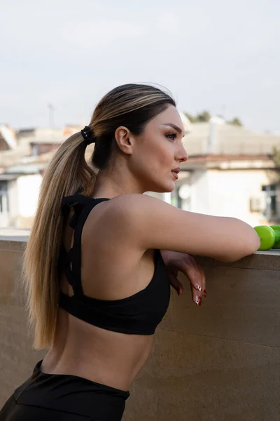 Jovem Mulher Esticando Perna Rua — Fotografia de Stock