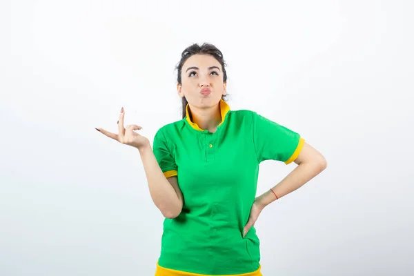 Giovane Ragazza Bruna Verde Shirt Piedi Alla Ricerca Foto Alta — Foto Stock