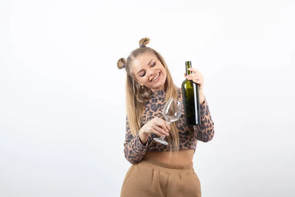 Foto Ung Attraktiv Kvinna Modell Med Vin Flaska Och Glas — Stockfoto