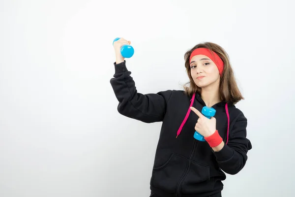 Young Sporty Woman Standing Holding Blue Dumbbells High Quality Photo — Stock Photo, Image