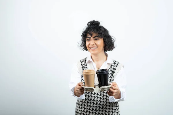 Hermosa Mujer Rizada Con Tazas Café Pie Posando Feliz Foto — Foto de Stock