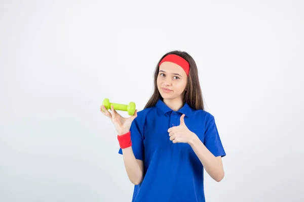 Mädchen Blauem Shirt Rotem Armband Und Stirnband Posiert Mit Hantel — Stockfoto