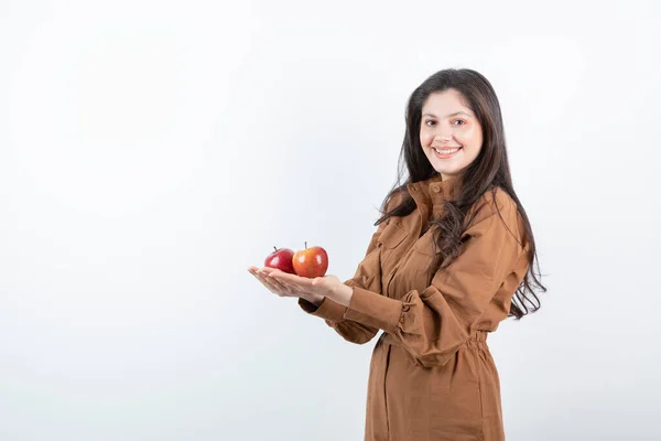 Foto Mulher Sorridente Segurando Maçãs Brilhantes Sobre Branco Foto Alta — Fotografia de Stock