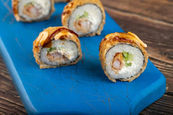 Friss Ízletes Sushi Tekercsek Fából Készült Vágódeszkán Kiváló Minőségű Fénykép — Stock Fotó