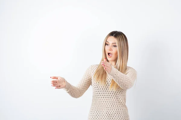 Mujer Feliz Con Taza Café Sobre Fondo Blanco — Foto de Stock