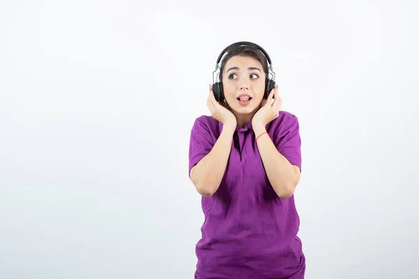 Foto Adorabile Ragazza Cuffia Che Ascolta Musica Bianco Foto Alta — Foto Stock