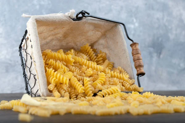 Cesta Macarrão Fusilli Seco Cru Mesa Escura Foto Alta Qualidade — Fotografia de Stock