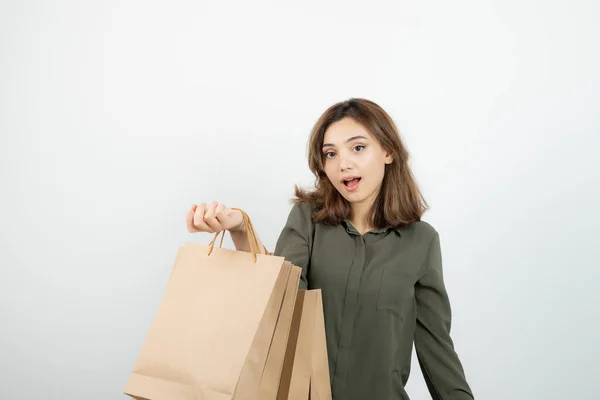 Jonge Vrouwelijke Model Met Ambachtelijke Tassen Staan Poseren Hoge Kwaliteit — Stockfoto