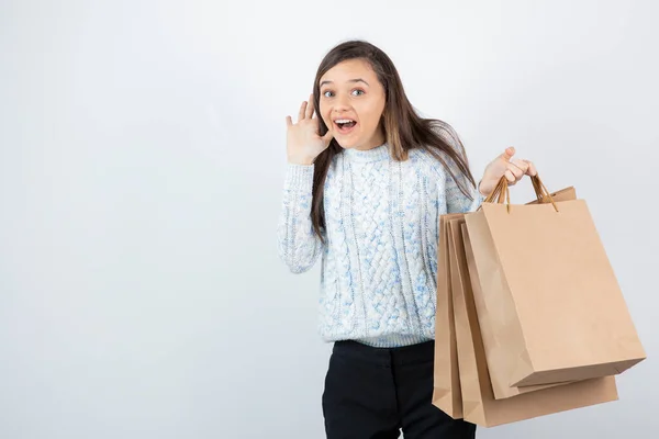 Porträtt Tonåring Flicka Tröja Med Shoppingväskor — Stockfoto