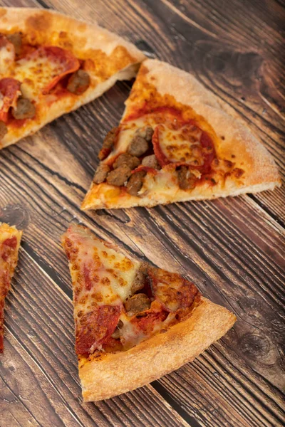 Krájená Papriková Pizza Sýrem Umístěným Dřevěném Stole Kvalitní Fotografie — Stock fotografie