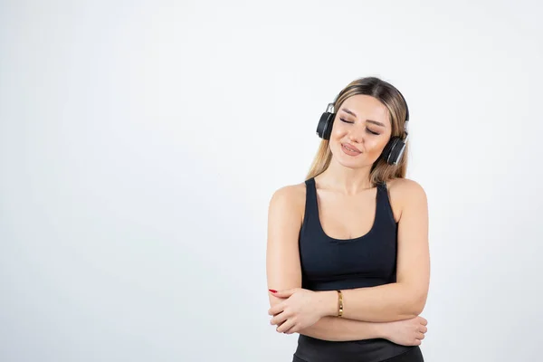 Bella Giovane Donna Abiti Sportivi Con Cuffie — Foto Stock