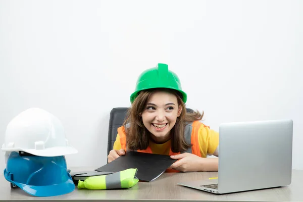 Arbeiterinnen Uniform Sitzen Schreibtisch Mit Laptop Und Klemmbrett Hochwertiges Foto — Stockfoto