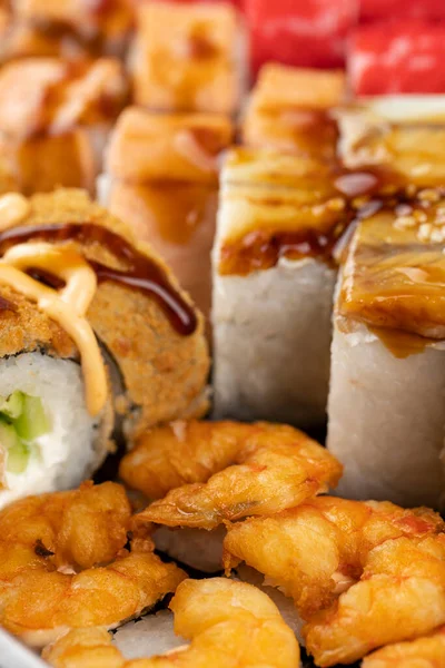 Różne Rodzaje Świeżych Pysznych Bułek Sushi Nasionami Sezamu Wysokiej Jakości — Zdjęcie stockowe