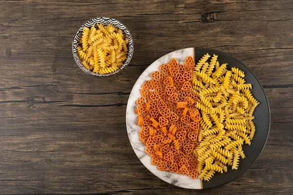 Placa Dos Diferentes Pastas Sin Cocer Tazón Fusilli Mesa Foto — Foto de Stock