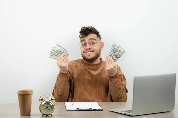 Ung Stilig Affärsman Sitter Sitt Skrivbord Och Håller Pengar Högkvalitativt — Stockfoto