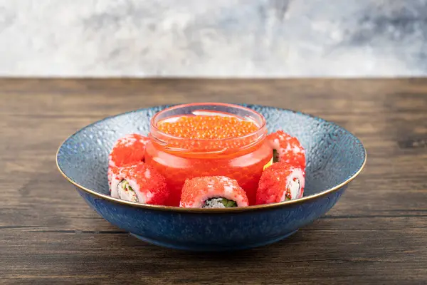 Blauwe Schaal Met Sushi Broodjes Rode Kaviaar Houten Tafel Hoge — Stockfoto