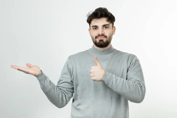 Image Bel Homme Barbu Sweat Shirt Gris Montrant Les Pouces — Photo