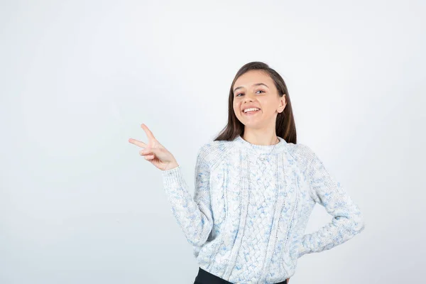 Meisje Dragen Trui Poseren Witte Achtergrond — Stockfoto