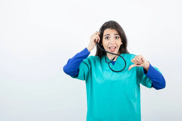 Retrato Una Joven Enfermera Guapa Con Estetoscopio Mostrando Pulgar Hacia — Foto de Stock