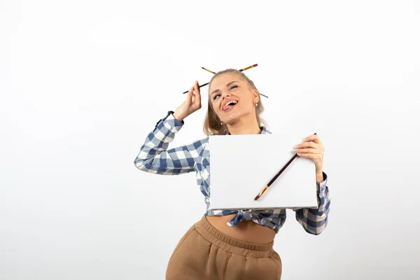 Portret Van Vrouwelijke Kunstenaar Met Blanco Doek Penseel Poseren Hoge — Stockfoto