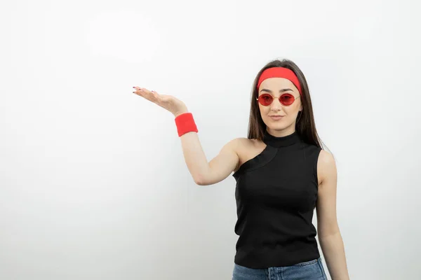 Foto Mujer Joven Forma Gafas Que Sostienen Espacio Abierto Foto —  Fotos de Stock