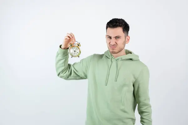 Retrato Jovem Camisola Segurando Despertador Com Expressão Irritada Foto Alta — Fotografia de Stock