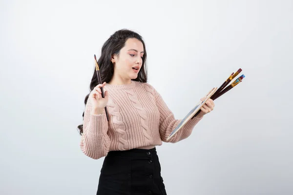 Porträt Einer Jungen Malerin Mit Farbpalette Und Pinsel Hochwertiges Foto — Stockfoto