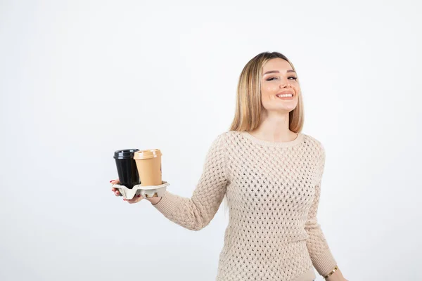 写真の若い女性が立って 紙容器にコーヒー2杯を保持します 高品質の写真 — ストック写真