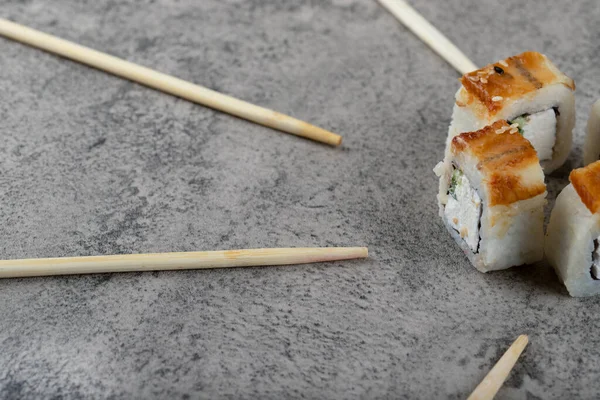 Unagi Sushi Philadelphia Rotola Con Bacchette Monouso Legno Poste Uno — Foto Stock