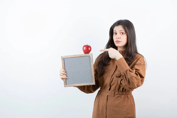 Молода Жінка Рамкою Червоним Яблуком Позує Камеру Високоякісна Фотографія — стокове фото